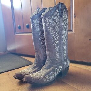 Corral Boots With Cream Embroidered Design